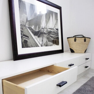 Ledergriffe von minimaro sind in unzähligen Farben erhältlich. Handgefertigte Ledergriffe in schwarz mit Ziernaht an Kommode