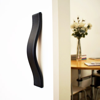 Exklusiver Ledergriff an Schiebetür von minimaro - luxury furniture handles Exklusiver Ledergriff an Schiebetür von minimaro - luxury furniture handles