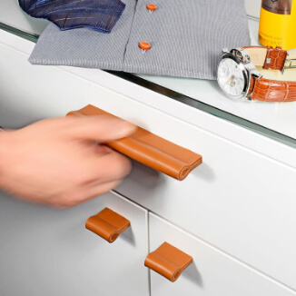 Exlusive Ledergriffe für Möbel in aus cognac-farbenem Leder Exlusive Ledergriffe für Möbel in aus cognac-farbenem Leder