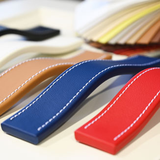 Möbelgriffe in extravaganten Lederfarben von minimaro Möbelgriffe in extravaganten Lederfarben von minimaro