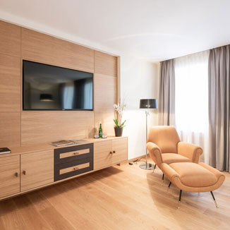 Exklusiver Möbelgriffe aus Leder an Sideboard in Hotelzimmer Exklusiver Möbelgriffe aus Leder an Sideboard in Hotelzimmer