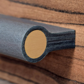 Handgefertigter Möbelgriff aus schwarzem Leder mit Messing Handgefertigte Möbelgriffe aus schwarzem Leder mit Messing
