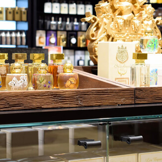 Möbelgriffe aus scharzem Leder an Glastüren montiert Möbelgriffe aus scharzem Leder an Glastüren montiert