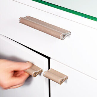 Möbelgriff aus Leder in Farbe taupe Möbelgriffe aus Leder in Farbe taupe