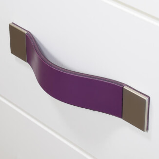 Möbelgriffe aus violettem Leder von minimaro Möbelgriffe aus violettem Leder von minimaro