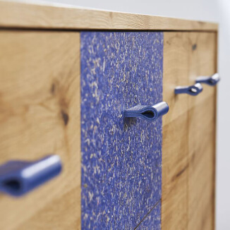 Schrankgriffe aus blauem Leder von minimaro Schrankgriffe aus blauem Leder von minimaro