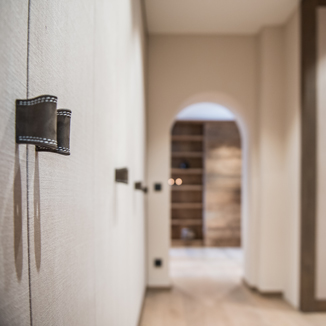 Schrankgriffe aus feinem Wildleder in graubraun mit weißer Naht Schrankgriffe aus feinem Wildleder in graubraun mit weißer Naht