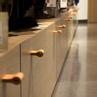 Ledergriffe für Ladeneinrichtung mit Prägung bei Ludwig Beck Ledergriffe für Ladeneinrichtung mit Prägung bei Ludwig Beck