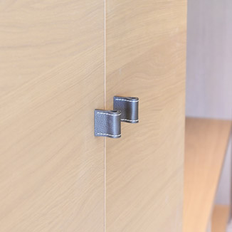 Schrankgriffe MILANO-PRESTIGE aus schwarzem Leder Schrankgriffe MILANO-PRESTIGE Leder in Farbe Trüffel