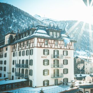 Möbelgriffe aus Leder im Hotel Mont Cervin Palace in Zermatt Möbelgriffe aus Leder im Hotel Mont Cervin Palace in Zermatt