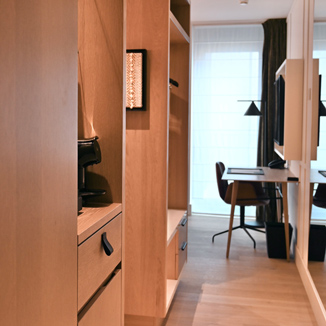 Kantengriffe KENT aus schwarem Leder und Innenstab in Hotel Marriott München Kantengriffe KENT aus schwarem Leder und Innenstab in Hotel Marriott München