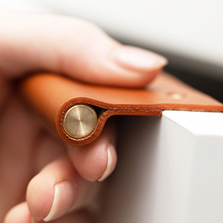 Kantengriffe KENT mit Messingstab in Farbe Whiskey Kantengriffe KENT mit Messingstab in Farbe Whiskey