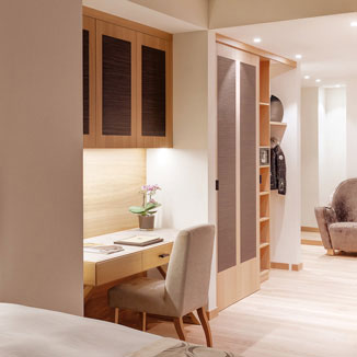 Ledergriffe an Schiebetür und Schubladen in Hotel Ledergriffe an Schiebetür und Schubladen in Hotel