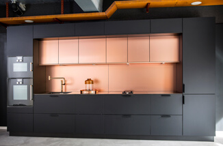 Ledergriff schwarz an Küchenfront Ledergriffe für Möbel in schwarz an Küche