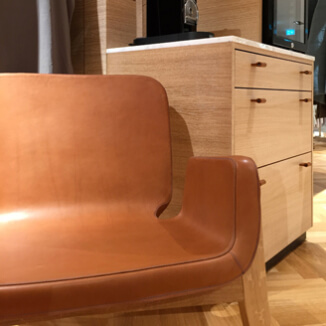 Kommoden-Griff aus Leder für Ladeneinrichtung bei Ludwig Beck Kommoden-Griff aus Leder für Ladeneinrichtung bei Ludwig Beck