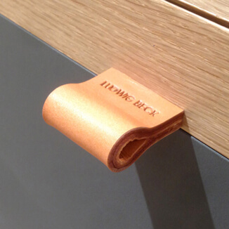 Möbelgriff Leder Prägung Möbelgriff für Ladeneinrichtung mit Lederprägung bei Ludwig Beck