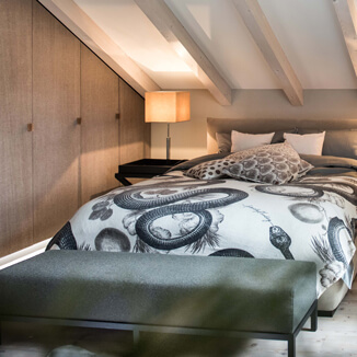 Möbelgriff aus Leder an Schrankwand in einem Schlafzimmer in Beigebraun Möbelgriff aus Leder an Schrankwand in einem Schlafzimmer in Beigebraun