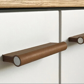 Möbelgriff aus Leder für Schrank mit Alustab Möbelgriff aus Leder für Schrank mit Alustab