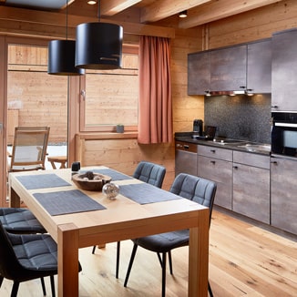 Möbelgriff aus schwarzem Leder an Küchenzeile in Hotel Möbelgriff aus schwarzem Leder an Küchenzeile in Hotel