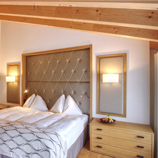 Möbelgriff aus Leder an Nachtkästchen Möbelgriffe aus Leder dunkelbraun für Nachtkästen im Hotelzimmer