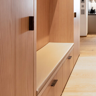 Schrankgriffe COMO aus Wildleder und Messing in Luxus Appartements Schrankgriffe COMO aus Wildleder und Messing in Luxus Appartements