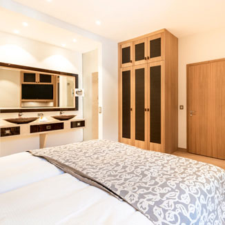 Kleiderschrank-Griffe aus Leder im Hotelzimmer Schrankgriffe aus Leder im Hotelzimmer