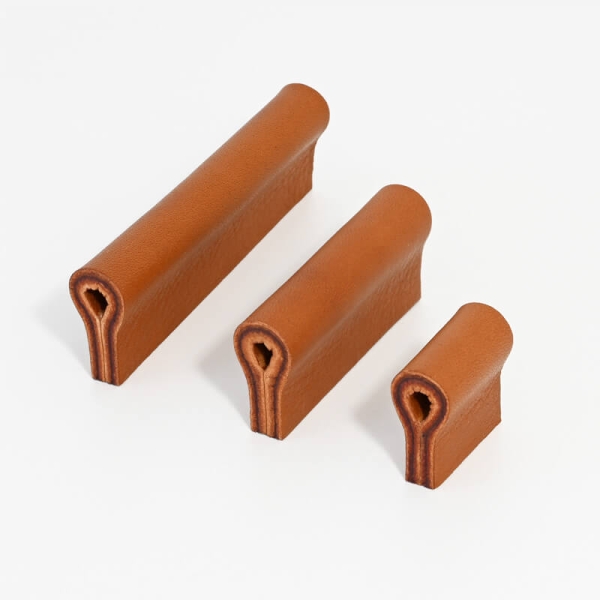 Schubladengriffe aus Leder in der Farbe Orangebraun