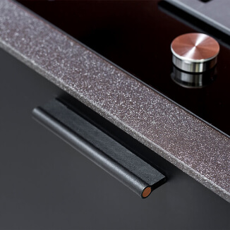 Kitchen cabinet handles in black leather with copper rod Kitchen cabinet handles in black leather with copper rod