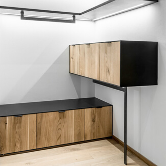 Edge pulls VERONA in black in a dressing room Edge pulls VERONA in black in a dressing room