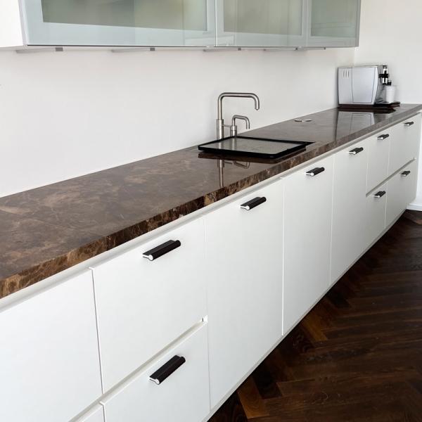 Leather Pulls SOHO in color black in a white kitchen