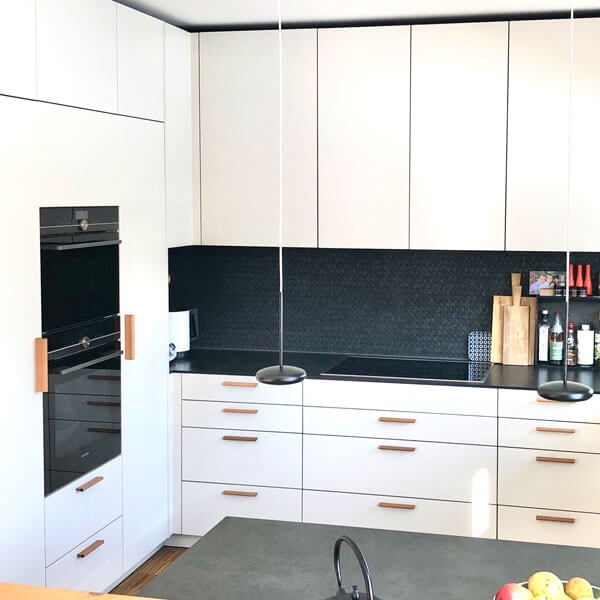 Cabinet pulls COMO-GRANDE in a white kitchen