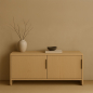 Preview: KENT-Kantengriffe aus schwarzem Leder, vertikal an den Türen eines modernen Sideboards angebracht. Das Bild unterstreicht die elegante Integration der schlanken Griffe entlang der Schrankkanten und betont die klaren Linien und das zeitgemäße Design. Diese