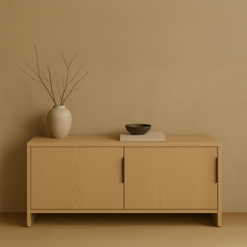 KENT-Kantengriffe aus schwarzem Leder, vertikal an den Türen eines modernen Sideboards angebracht. Das Bild unterstreicht die elegante Integration der schlanken Griffe entlang der Schrankkanten und betont die klaren Linien und das zeitgemäße Design. Diese