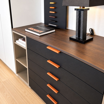 Preview: KENT Kantengriffe aus Leder in Brandy an schwarzen Schubladen